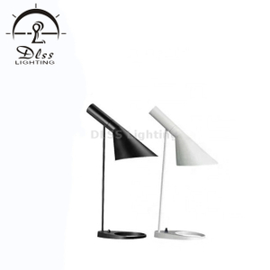 Коллекция освещения от ведущего поставщика Настольная лампа Simple Designs, белая/черная